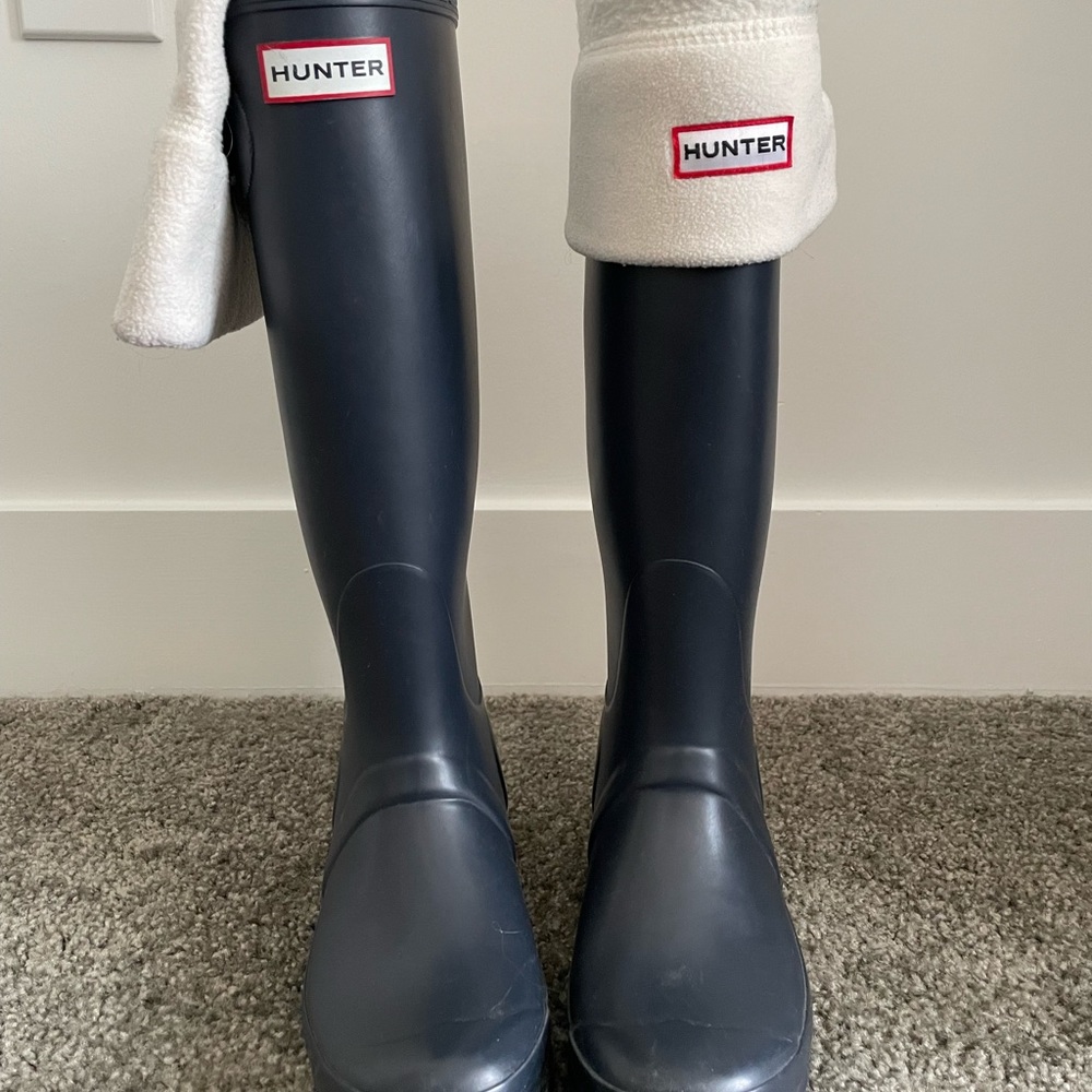 Hunter Rain Boots: Original Tall, Navy US 6M/7F with socks